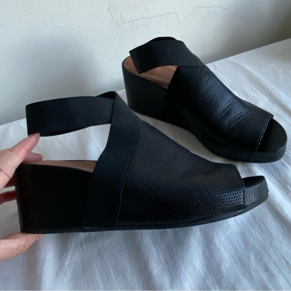 Kenneth Cole Gentle Souls Gianna Black Perforated Leather Sandal  Size 9.5 - Picture 8 of 14